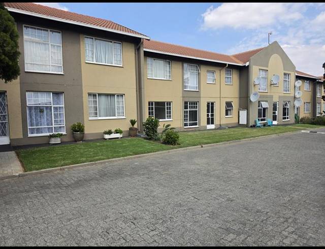 2 BEDROOM TOWNHOUSE FOR SALE IN VERWOERDPARK